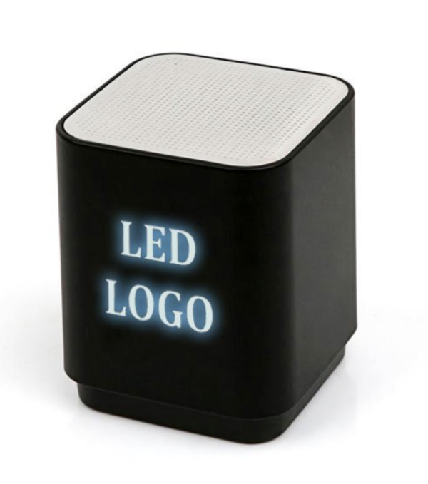 PT-7507 Işıklı Bluetooth Hoparlör Işıklı Logo Uygulama Alanı, Üzeri Aynalı Metal. Malzeme : Plastik Bluetooth Çekim Mesafesi : 10 Metre Batarya Kapasitesi : 500 mAh Ağırlık: 151 gr. Ölçüler: 82 mm x 72 mm