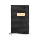 PT-8882 Defter 14 x 21 cm ( Yeni ) Kapak Malzemesi: Kumaş Bambu Baskı Alanı Ölçü: 14 x 21 cm Kağıt: 80 gr Sayfa Tipi: Çizgili 200 Sayfa